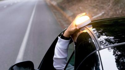 Adiós a los triángulos de avería: entran en acción los dispositivos luminosos en carretera