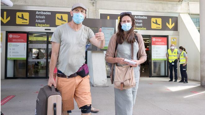 Reino Unido planea eliminar la cuarentena para vacunados con la pauta completa