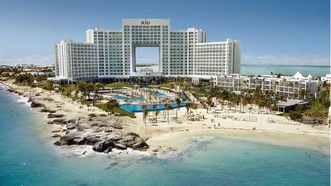 CaixaBank financia al Grupo Riu con 825 millones para la adquisición del 49 por ciento de 19 hoteles propiedad de TUI