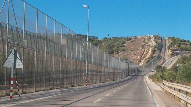 Tres guardias civiles resultan heridos en el salto a Melilla de 238 subsaharianos