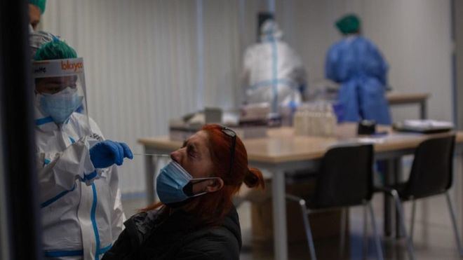 Ligero aumento de contagios en España respecto al pasado viernes, con 31.171 positivos