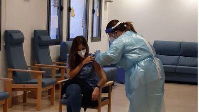 La incidencia en España frena su escalada y se sitúa por debajo de los 700 casos