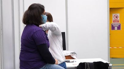 Leve tendencia a la baja de la quinta ola en España, con algo más de 20.300 nuevos casos