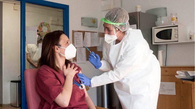 Vacunarse contra la gripe podría reducir la posibilidad de entrar en UCI por Covid 19