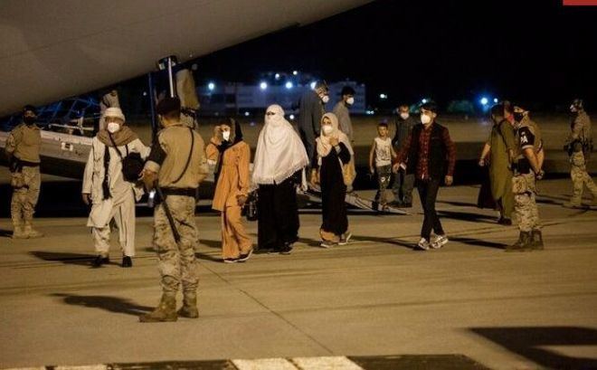 Los talibán prohíben a los afganos llegar al aeropuerto para poder ser evacuados