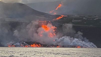 Los expertos afirman que tras llegar la lava del volcán al mar "todo escapa a nuestro control"