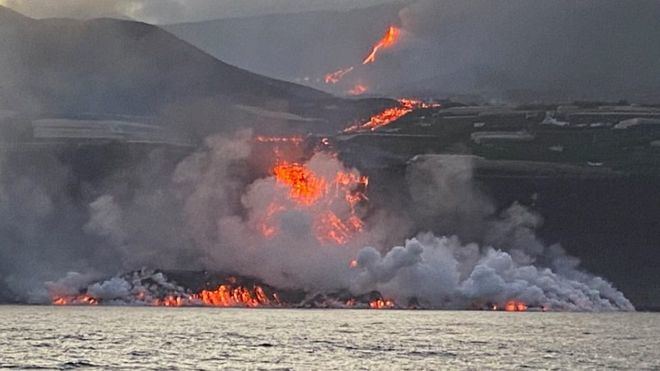 Los expertos afirman que tras llegar la lava del volcán al mar 'todo escapa a nuestro control'