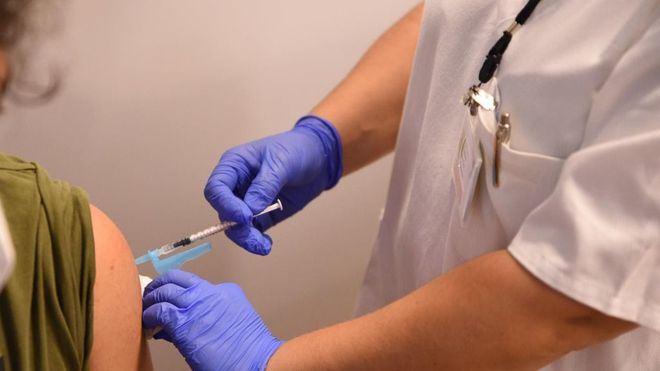 ¿Tercera dosis a mayores de 65 años? Sanidad y comunidades lo debaten