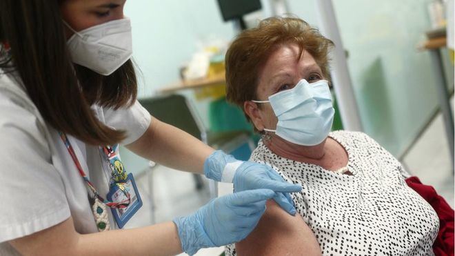 Salud Pública aprueba la tercera dosis en mayores de 65 años, que se administrará junto a la de la gripe