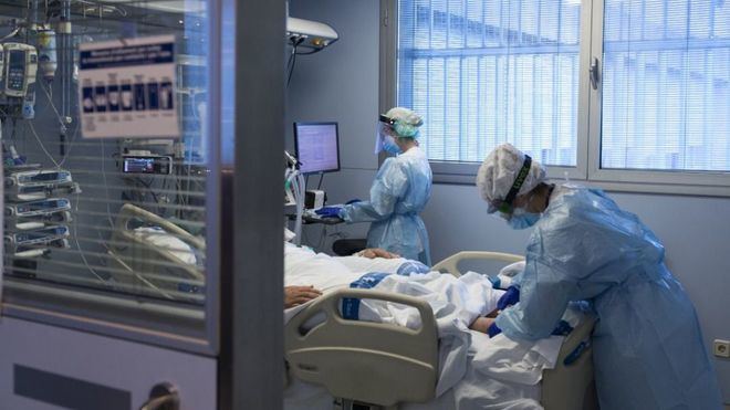 Algo más de 500 pacientes con coronavirus se mantienen ingresados en la UCI de hospitales españoles