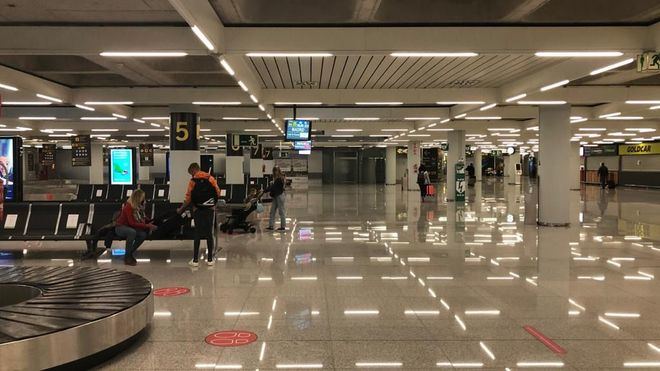 Aena cierra el aeropuerto de Palma después de que una veintena de pasajeros haya abandonado un avión