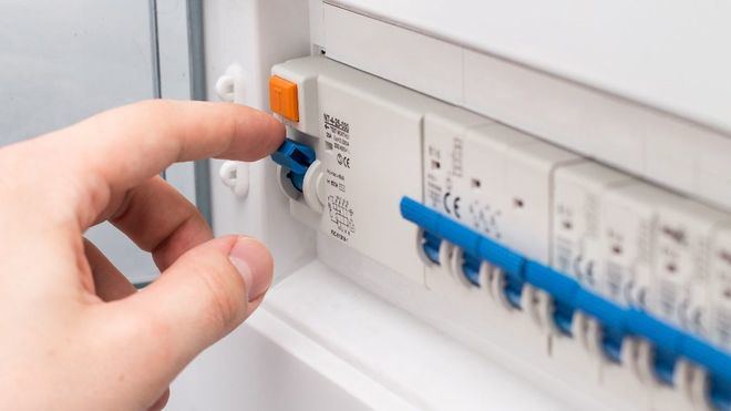 El precio de la luz encadena ya 11 días consecutivos por encima de los 200 euros por megavatio hora