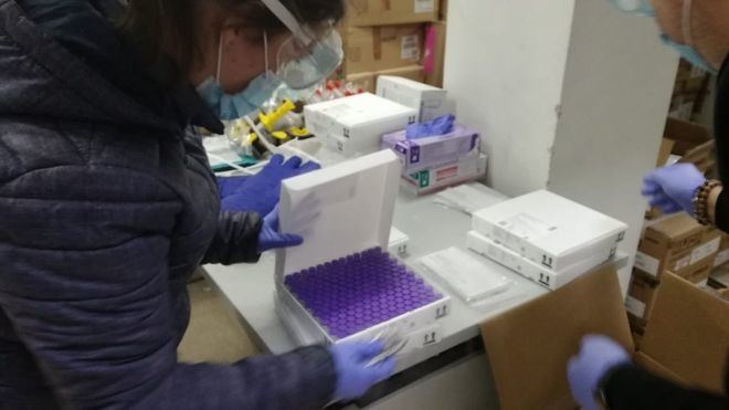 Los contactos con casos de Ómicron deberán guardar cuarentena aunque estén vacunados