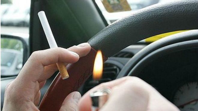 Sanidad quiere dar un paso más en la lucha contra el tabaquismo y prohibir que se fume en los coches