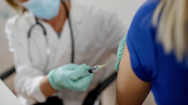 La Ponencia de Vacunas debatirá la posibilidad de inocular la tercera dosis a los mayores de 50
