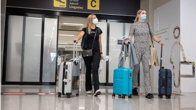 El Reino Unido retira a todos los países de su 'lista roja de destinos de riesgo' pero exige el test covid