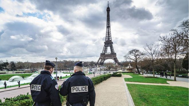Francia prohíbe las reuniones y beber alcohol en la calle en Nochevieja