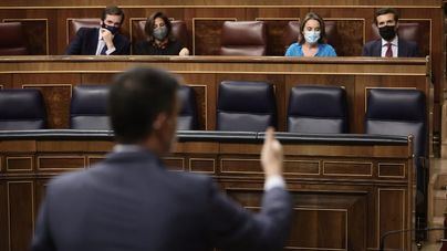 Casado acusa a Sánchez de usar a las comunidades como "escudos humanos" y él le llama "agorero"