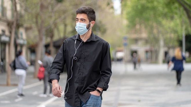 Los médicos cuestionan la mascarilla en exteriores: 'Su efectividad es mínima'