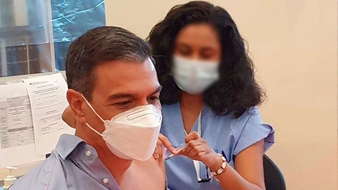 Sánchez agradece el esfuerzo del personal sanitario tras recibir la tercera dosis