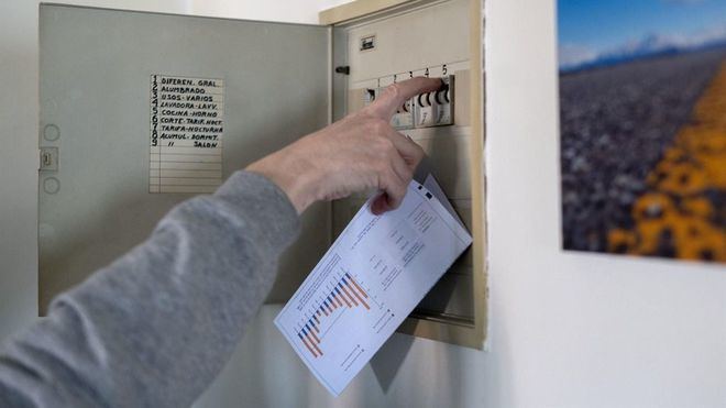 El precio de la luz da un leve respiro pero continúa por encima de los 200 euros
