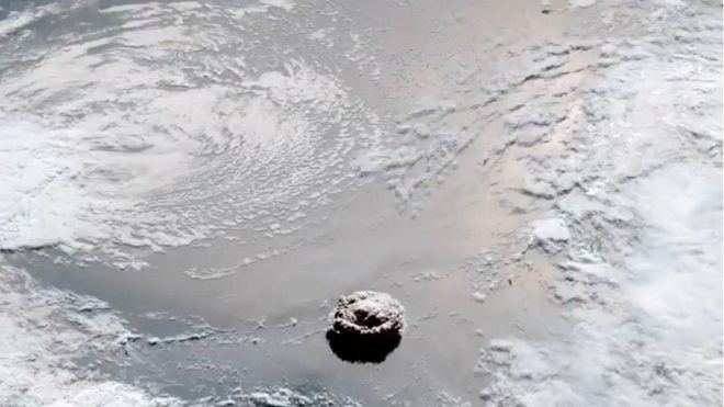 La estremecedora explosión del volcán submarino de la isla de Tonga