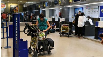 Multa de 24.000 euros a Ryanair por cobrar el equipaje de mano