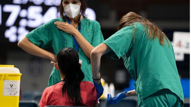 Sanidad aconseja ahora retrasar a 5 meses la tercera dosis a los infectados