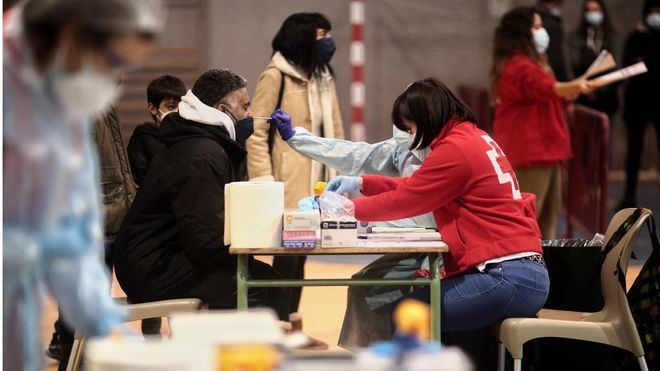 Los contagios comienzan a remitir en España: 119.000 nuevos casos frente a los 141.000 del viernes anterior