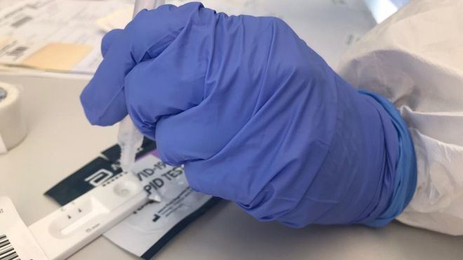 Los pasajeros que entren en España han de realizar el test de antígenos 24 horas antes del viaje
