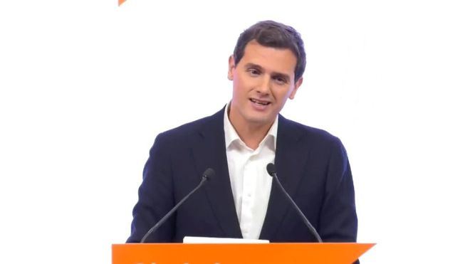 Rivera deja el bufete de abogados que le fichó hace dos años pero descarta volver a la política