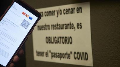 Falsificar el certificado de vacunación o el pasaporte Covid, de 6 meses a 3 años de cárcel