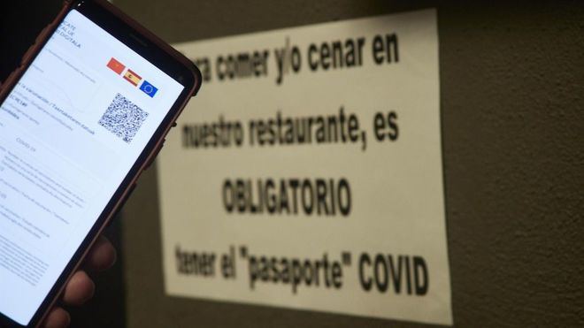 Falsificar el certificado de vacunación o el pasaporte Covid, de 6 meses a 3 años de cárcel