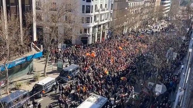 Miles de personas se manifiestan a favor de Ayuso y piden la dimisión de Casado