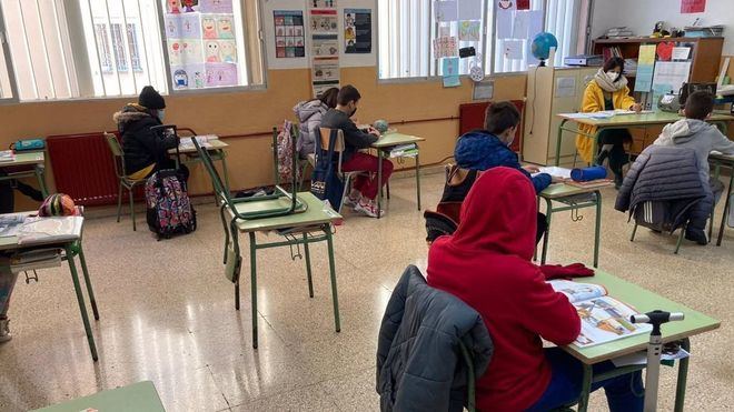 ¿Adiós a las mascarillas en las aulas? Las enfermeras se niegan