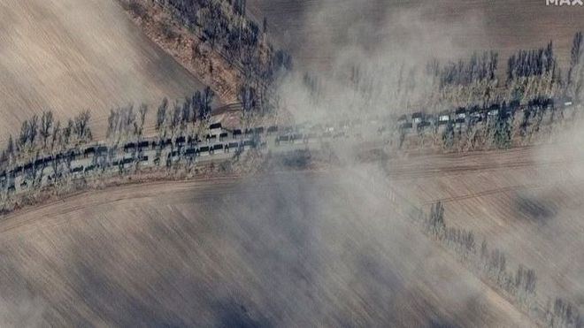 Un convoy militar de tanques y artillería de más de 40 kilómetros avanza hacia Kiev para tomar la capital de Ucrania