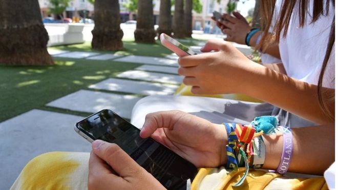 Las chicas prefieren las redes y los chicos, los videojuegos