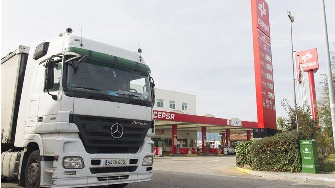 Los transportistas pagan 2.000 euros más al mes por el combustible y alertan sobre el riesgo de desabastecimiento