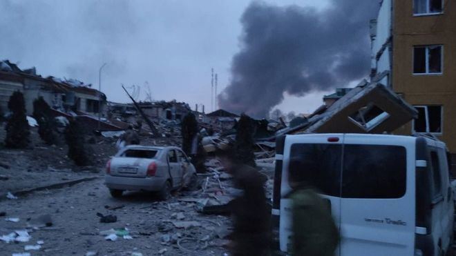 Rusia ataca una base militar situada a escasos kilómetros de Polonia