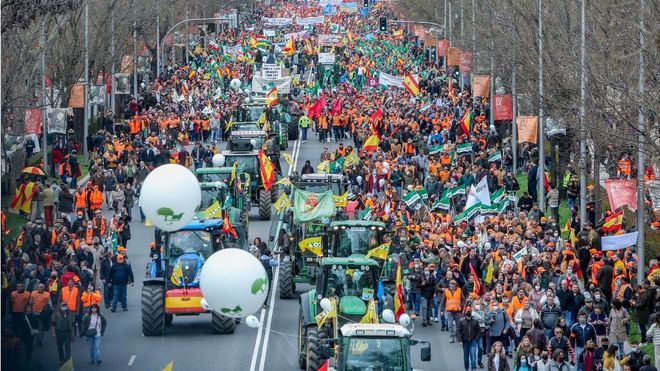 Miles de personas protestan en Madrid en defensa del mundo rural