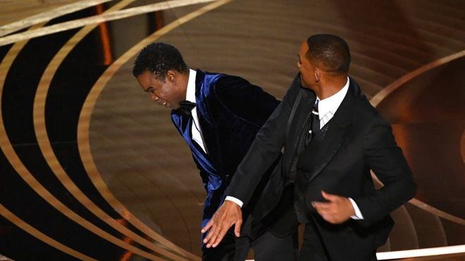 Will Smith pega una bofetada a Chris Rock en el escenario de los Premios Oscar