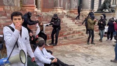 Un grupo de activistas mancha con pintura roja la fachada y escalinata del Congreso