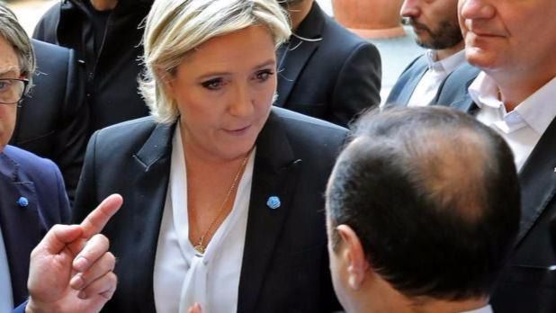 Le Pen suaviza la polémica propuesta de prohibir el velo islámico en la calle: 'No es una prioridad'