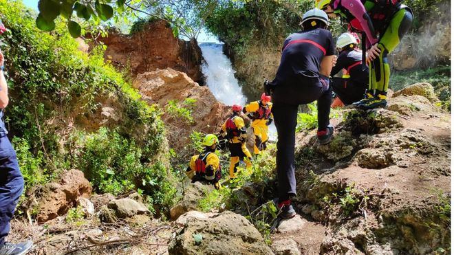 Fallecen una mujer y su hijo tras precipitarse por una cascada en Valencia