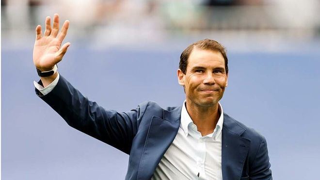 Nadal realiza el saque de honor en el Real Madrid-Espanyol