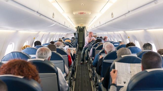 Sanidad descarta eliminar la mascarilla en aviones y transporte público