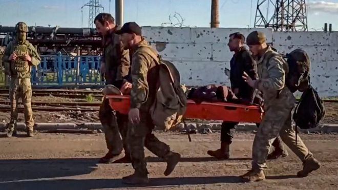 Ucrania abandona la lucha en Azovstal entre dudas sobre el destino de defensores