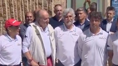 "¡Viva España! ¡Viva el Rey!": don Juan Carlos se da un baño de multitudes a su llegada a las regatas de Sanxenxo