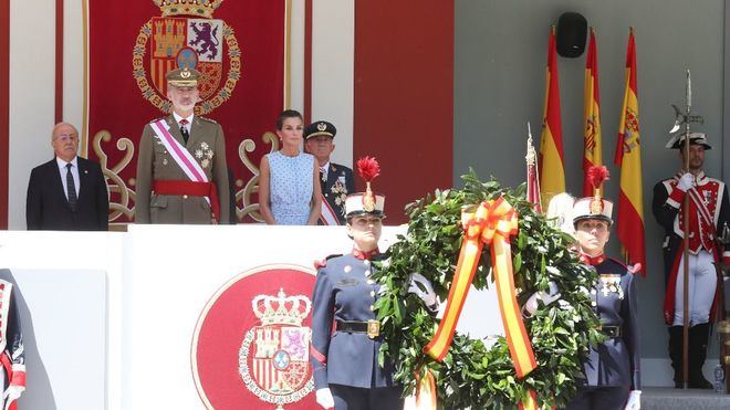 El rey se da un baño de multitudes en la celebración del Día de las Fuerzas Armadas