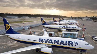 Auxiliares de vuelo y azafatas de Ryanair convocan 6 jornadas de huelga en España